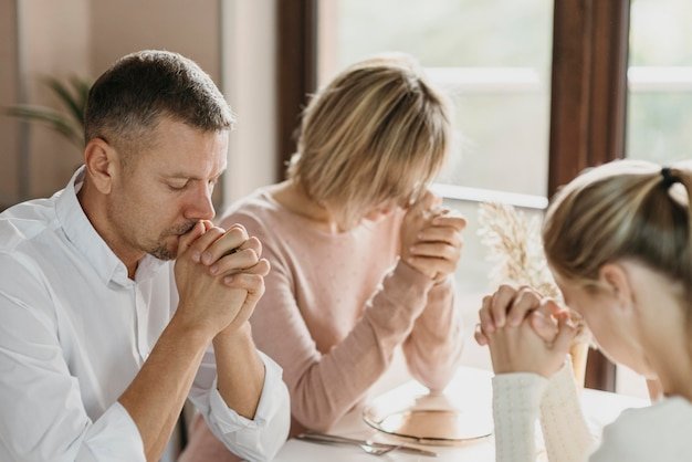 Oração pela família: Buscando unidade e bênçãos para os entes queridos.